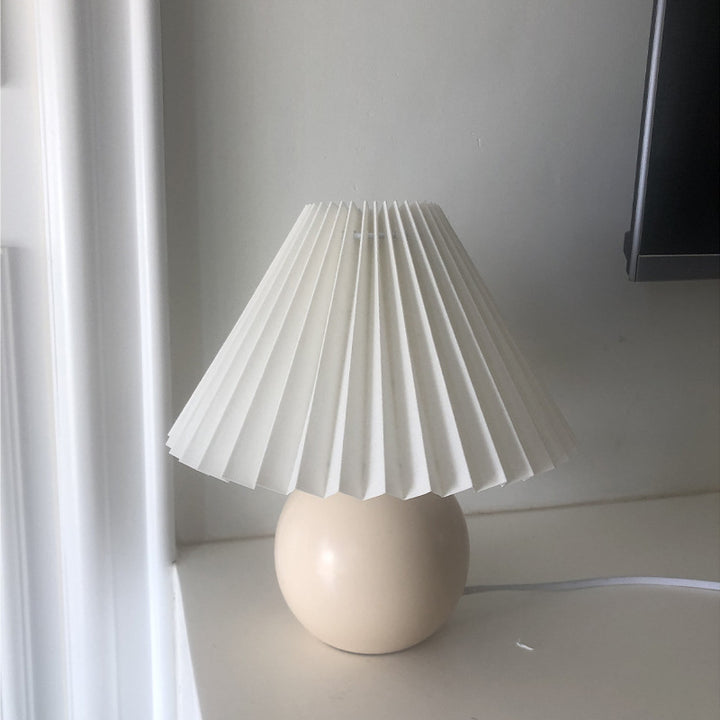 Zeitgenössische Retro Plissee Stoff Runde Keramik Basis 1-Licht Tischlampe für Schlafzimmer