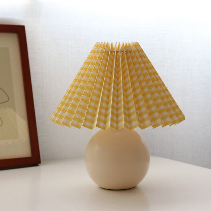 Zeitgenössische Retro Plissee Stoff Runde Keramik Basis 1-Licht Tischlampe für Schlafzimmer
