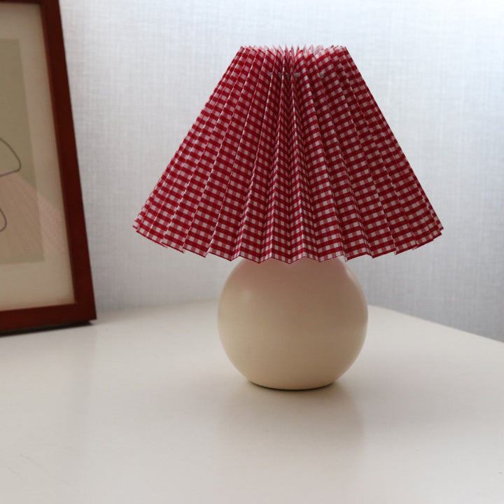 Zeitgenössische Retro Plissee Stoff Runde Keramik Basis 1-Licht Tischlampe für Schlafzimmer