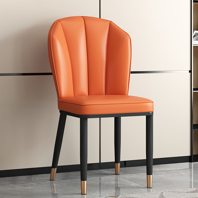 Chaise de salle à manger moderne en cuir artificiel de luxe en acier au carbone avec dossier en éponge carrée 