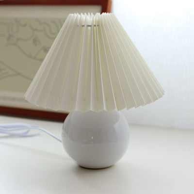 Zeitgenössische Retro Plissee Stoff Runde Keramik Basis 1-Licht Tischlampe für Schlafzimmer