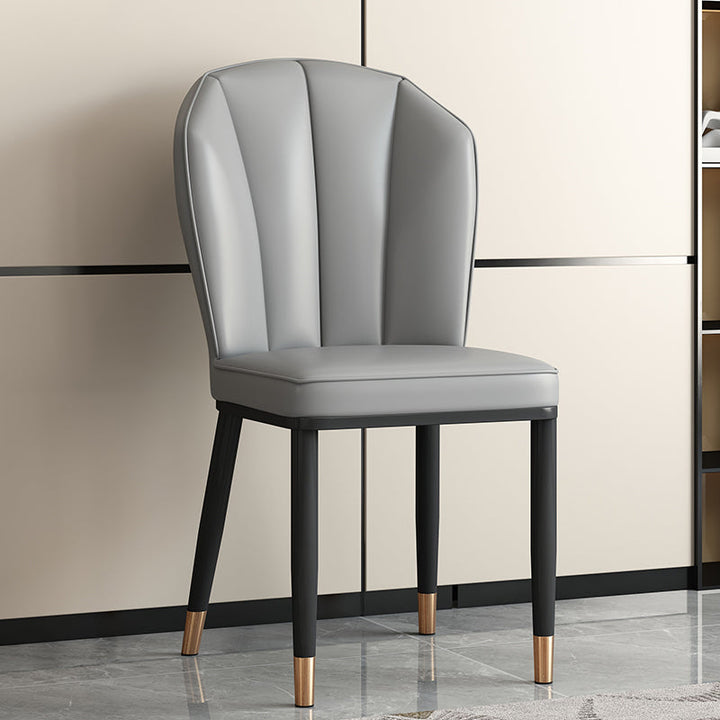 Chaise de salle à manger moderne en cuir artificiel de luxe en acier au carbone avec dossier en éponge carrée 