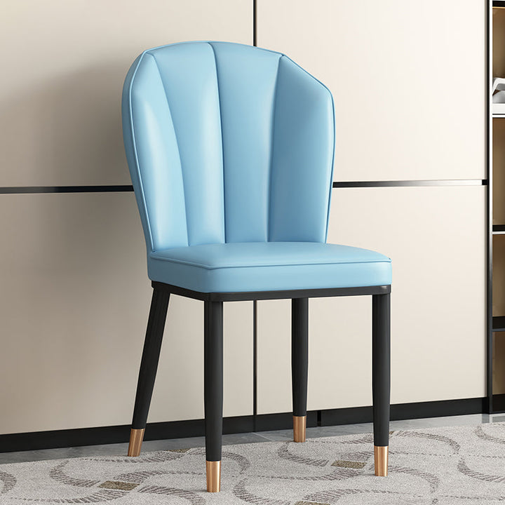 Chaise de salle à manger moderne en cuir artificiel de luxe en acier au carbone avec dossier en éponge carrée 