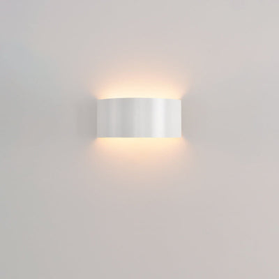 Moderne minimalistische halbrunde LED-Wandleuchte aus Eisen für Wohnzimmer 