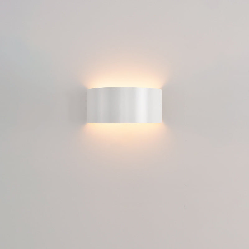 Moderne minimalistische halbrunde LED-Wandleuchte aus Eisen für Wohnzimmer 