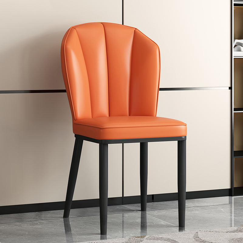 Chaise de salle à manger avec dossier en cuir moderne de luxe en acier au carbone et éponge, coque carrée pour salle à manger 