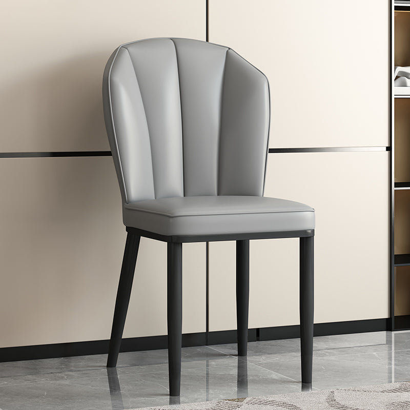 Chaise de salle à manger avec dossier en cuir moderne de luxe en acier au carbone et éponge, coque carrée pour salle à manger 