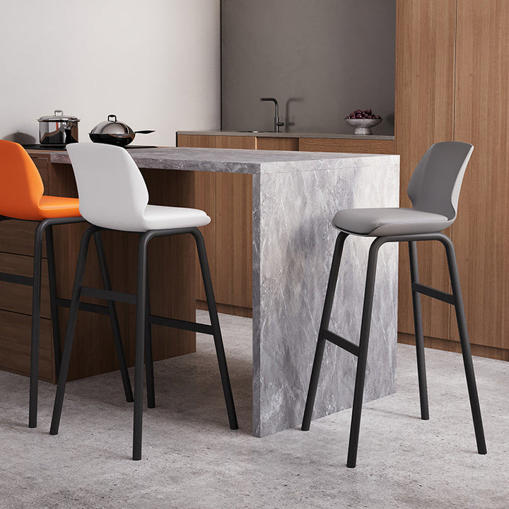 Zeitgenössischer nordischer quadratischer PU-Leder gepolsterter Eisen-Barhocker mit Kunststoff-Rückenlehne und Fußstütze für das Esszimmer 
