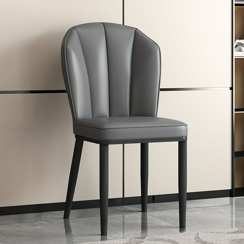 Chaise de salle à manger avec dossier en cuir moderne de luxe en acier au carbone et éponge, coque carrée pour salle à manger 