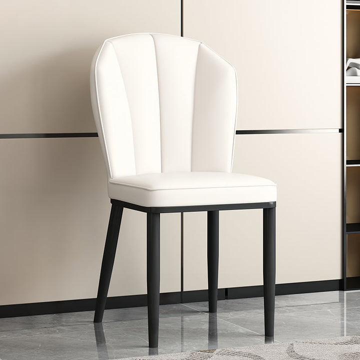 Chaise de salle à manger moderne en cuir artificiel de luxe en acier au carbone avec dossier en éponge carrée 