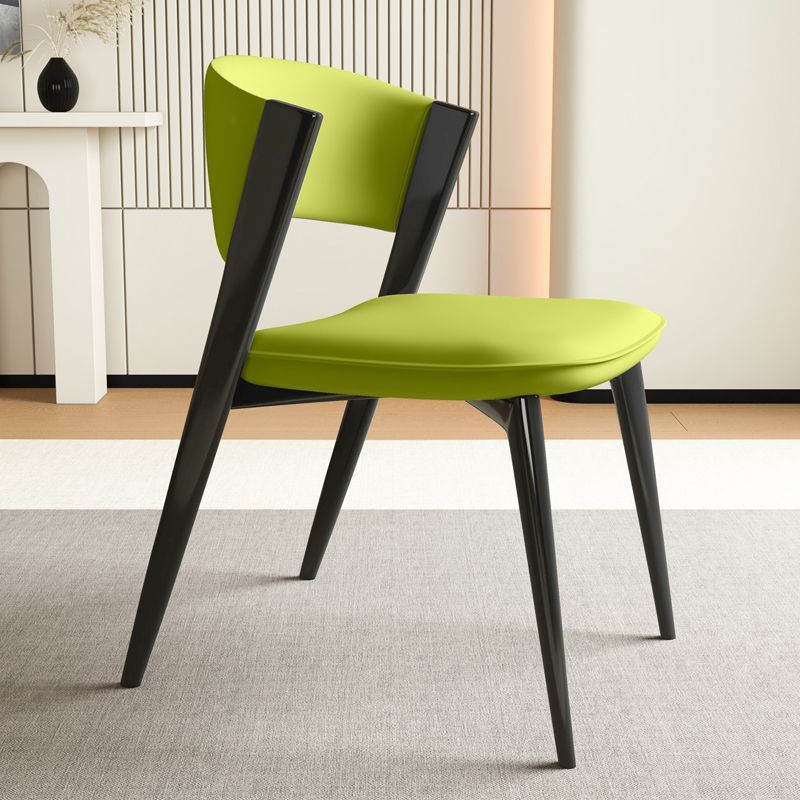 Moderner minimalistischer geschwungener rechteckiger Mikrofasersessel aus Leder und Kohlenstoffstahl ohne Armlehnen für das Esszimmer 