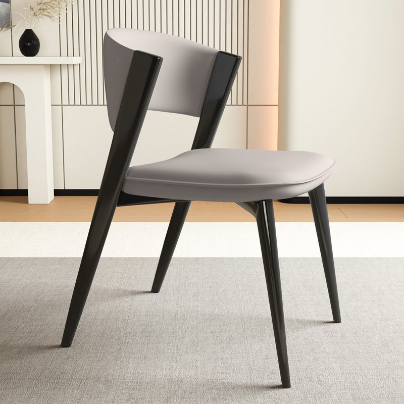 Moderner minimalistischer geschwungener rechteckiger Mikrofasersessel aus Leder und Kohlenstoffstahl ohne Armlehnen für das Esszimmer 