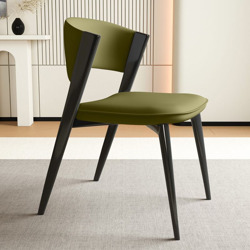 Moderner minimalistischer geschwungener rechteckiger Mikrofasersessel aus Leder und Kohlenstoffstahl ohne Armlehnen für das Esszimmer 