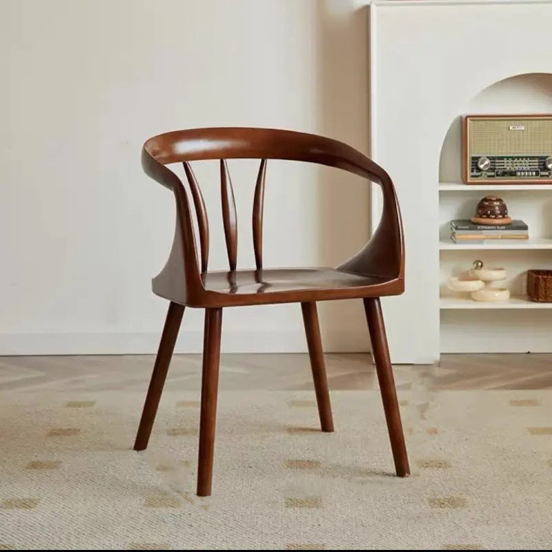 Zeitgenössischer skandinavischer quadratischer Esszimmerstuhl aus massivem Holz mit geschwungener Rückenlehne und Armlehne für das Esszimmer 