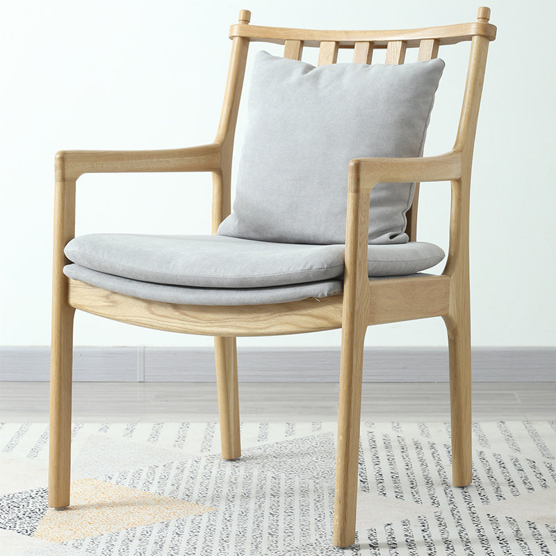 Chaise contemporaine scandinave carrée avec coussin rembourré en bois massif avec dossier et accoudoirs pour salon 