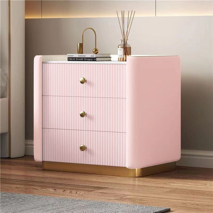 Moderner minimalistischer Nachttisch aus Kiefernholz mit rechteckiger Form, abgerundeten Ecken, Steinplatte, Mikrofaserleder und Edelstahl, 3 Schubladen, für das Schlafzimmer 