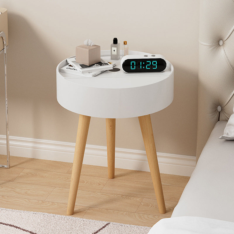Moderner minimalistischer runder Nachttisch aus PP-Holz mit kabelloser Handy-Ladestation und 1 Ablage für das Bett 