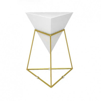 Table d'appoint moderne de luxe à une étagère en forme de cône triangulaire en fer avec panneau en pierre plaqué or pour salon 