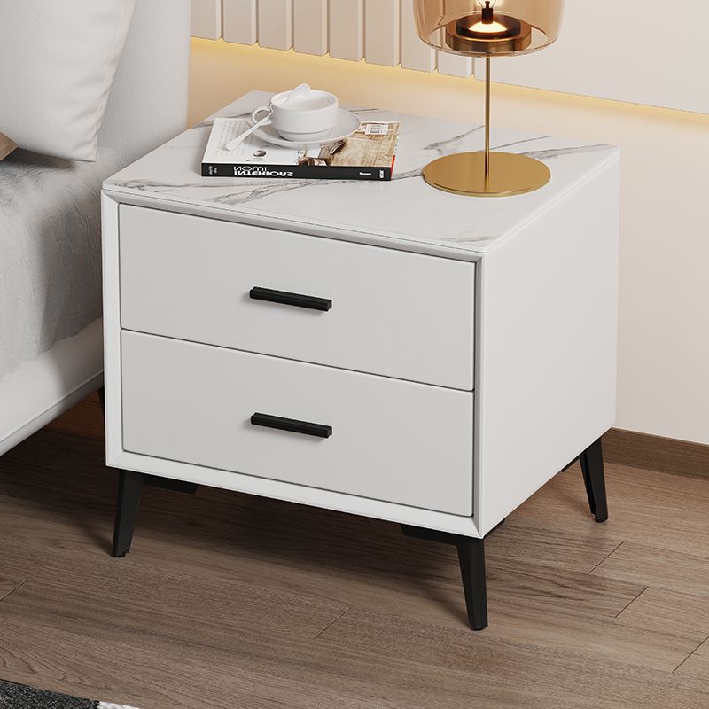 Table de nuit moderne de luxe en cuir microfibre carré avec placage de pierre et panneau en bois massif à 2 tiroirs pour chambre 