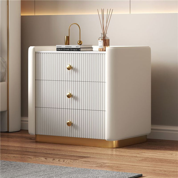 Moderner minimalistischer Nachttisch aus Kiefernholz mit rechteckiger Form, abgerundeten Ecken, Steinplatte, Mikrofaserleder und Edelstahl, 3 Schubladen, für das Schlafzimmer 