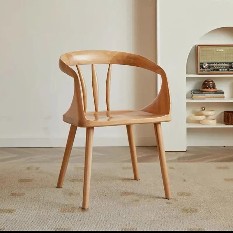 Zeitgenössischer skandinavischer quadratischer Esszimmerstuhl aus massivem Holz mit geschwungener Rückenlehne und Armlehne für das Esszimmer 