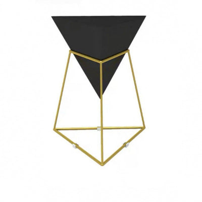 Table d'appoint moderne de luxe à une étagère en forme de cône triangulaire en fer avec panneau en pierre plaqué or pour salon 