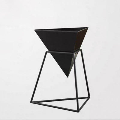 Table d'appoint moderne de luxe à une étagère en forme de cône triangulaire en fer avec panneau en pierre plaqué or pour salon 
