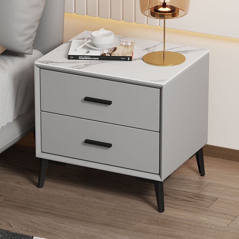 Table de nuit moderne de luxe en cuir microfibre carré avec placage de pierre et panneau en bois massif à 2 tiroirs pour chambre 
