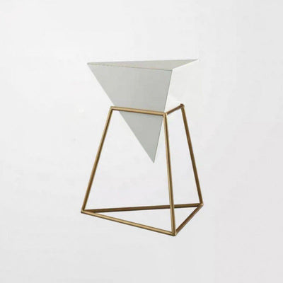 Table d'appoint moderne de luxe à une étagère en forme de cône triangulaire en fer avec panneau en pierre plaqué or pour salon 