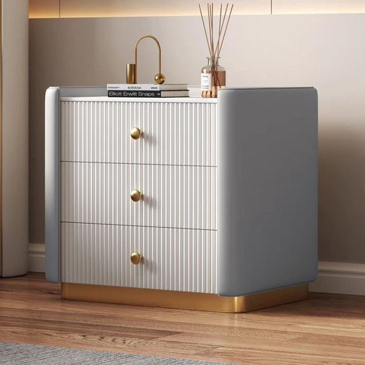 Moderner minimalistischer Nachttisch aus Kiefernholz mit rechteckiger Form, abgerundeten Ecken, Steinplatte, Mikrofaserleder und Edelstahl, 3 Schubladen, für das Schlafzimmer 