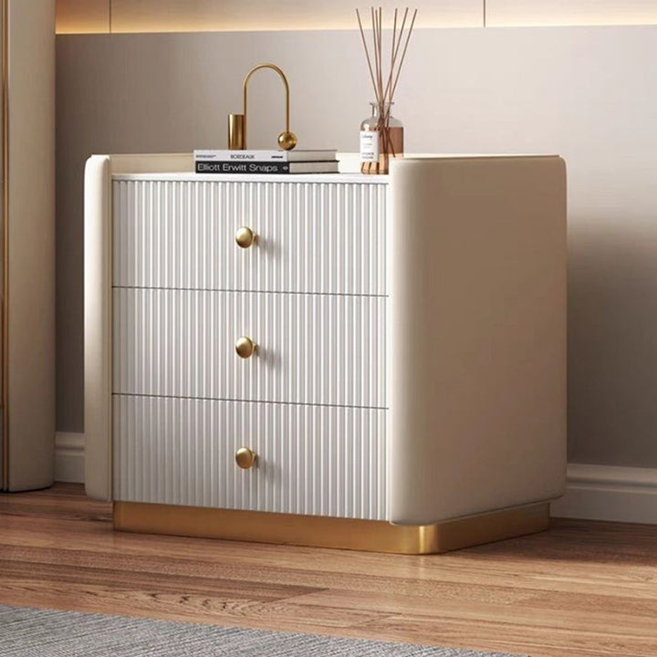 Moderner minimalistischer Nachttisch aus Kiefernholz mit rechteckiger Form, abgerundeten Ecken, Steinplatte, Mikrofaserleder und Edelstahl, 3 Schubladen, für das Schlafzimmer 
