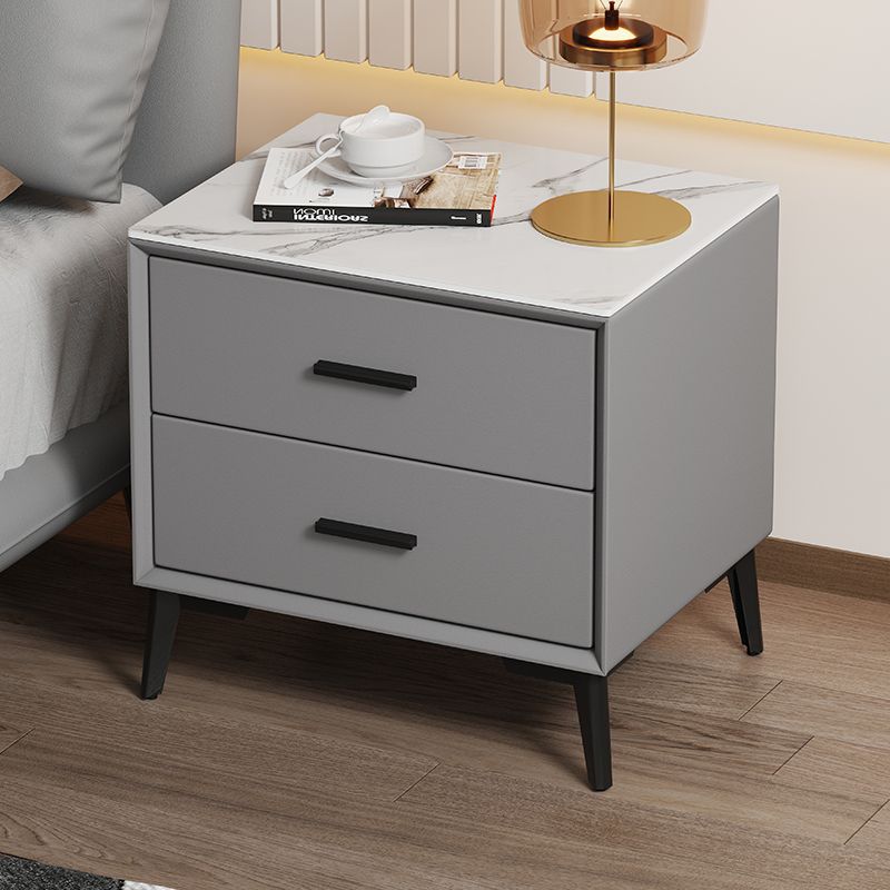Table de nuit moderne de luxe en cuir microfibre carré avec placage de pierre et panneau en bois massif à 2 tiroirs pour chambre 