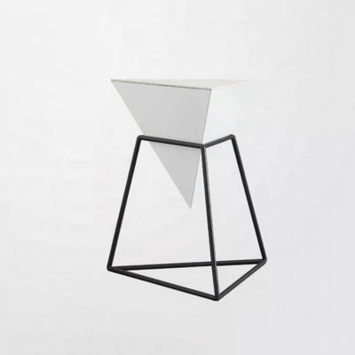 Table d'appoint moderne de luxe à une étagère en forme de cône triangulaire en fer avec panneau en pierre plaqué or pour salon 