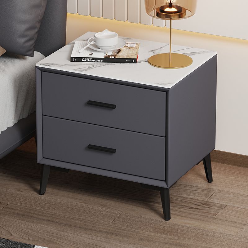 Table de nuit moderne de luxe en cuir microfibre carré avec placage de pierre et panneau en bois massif à 2 tiroirs pour chambre 