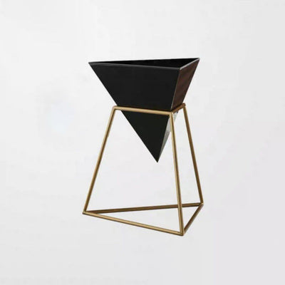 Table d'appoint moderne de luxe à une étagère en forme de cône triangulaire en fer avec panneau en pierre plaqué or pour salon 