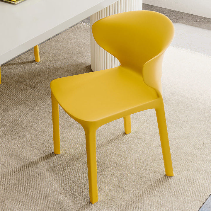 Zeitgenössischer skandinavischer PP-Kunststoff-Quadratischer ergonomisch gestalteter stapelbarer Esszimmerstuhl mit Rückenlehne für das Esszimmer 