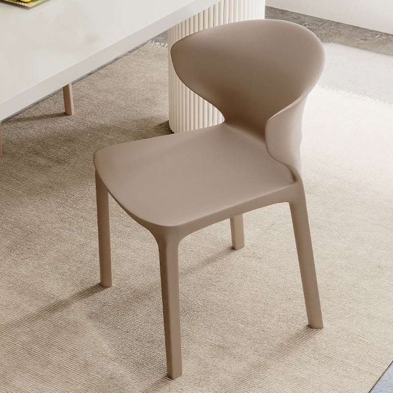 Zeitgenössischer skandinavischer PP-Kunststoff-Quadratischer ergonomisch gestalteter stapelbarer Esszimmerstuhl mit Rückenlehne für das Esszimmer 