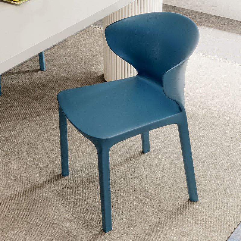 Zeitgenössischer skandinavischer PP-Kunststoff-Quadratischer ergonomisch gestalteter stapelbarer Esszimmerstuhl mit Rückenlehne für das Esszimmer 