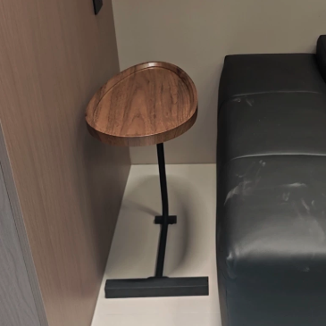 Moderner minimalistischer ovaler Beistelltisch in Tropfenform aus MDF und Eisen für das Wohnzimmer 