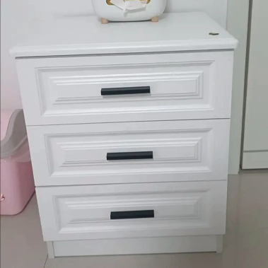 Moderner nordischer Nachttisch aus MDF und Kiefernholz in quadratischer/rechteckiger Form mit 2/3 Schubladen fürs Schlafzimmer 