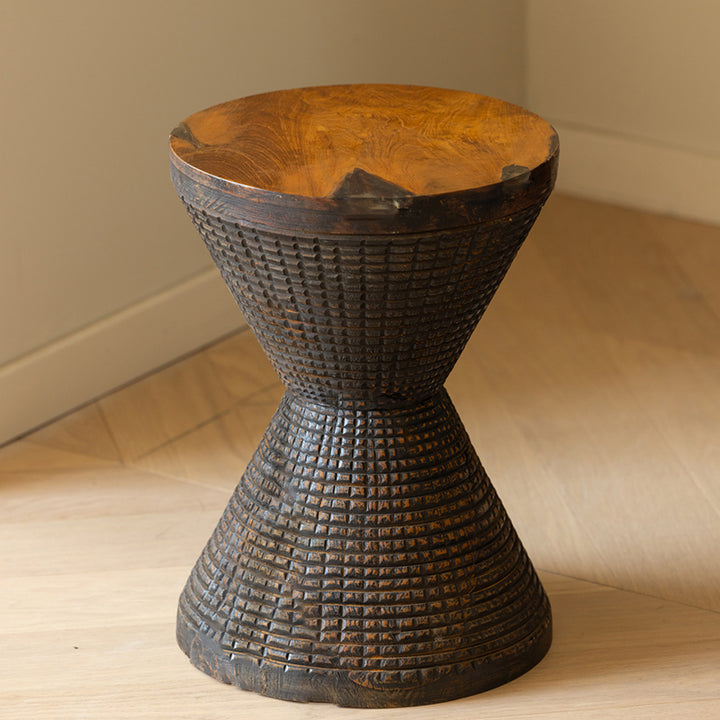 伝統的な彫刻の砂時計型コーヒーテーブル - リビングルーム用のチーク材ハンドメイドステートメントエンドテーブル 