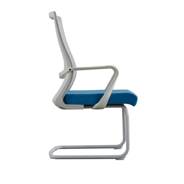 Moderner Executive-Meshstuhl mit hoher Rückenlehne und ergonomischer Unterstützung – Schreibtischstuhl mit blauem Sitzkissen und weißem Gestell fürs Homeoffice 