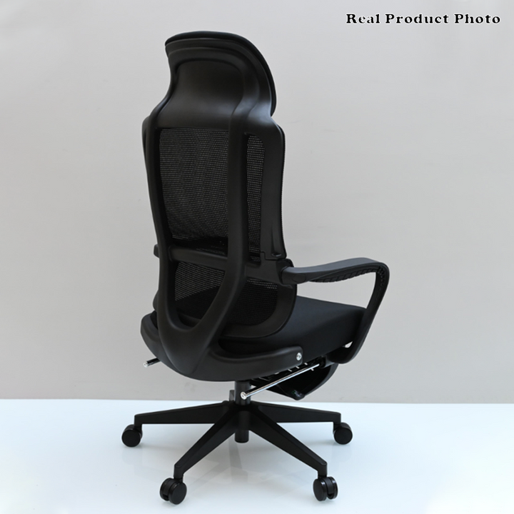 Moderner ergonomischer Executive-Bürostuhl mit Fußstütze – Schreibtischstuhl mit hoher Netzrückenlehne und 150°-Neigung fürs Homeoffice 