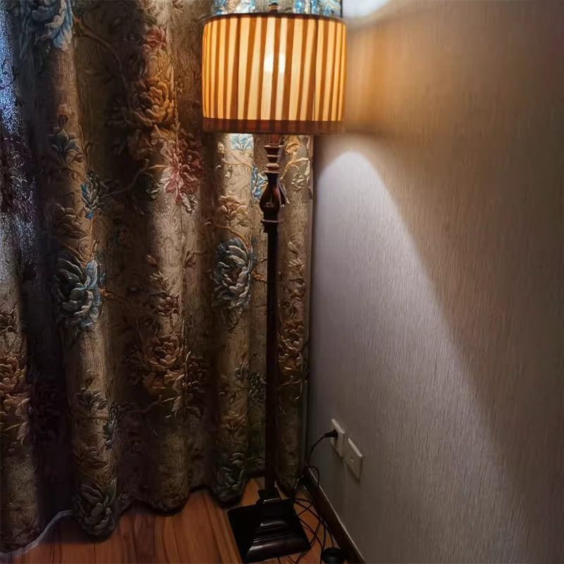 Moderne europäische Retro-Plissee-Stoff 1-Licht Stehende Stehlampe 