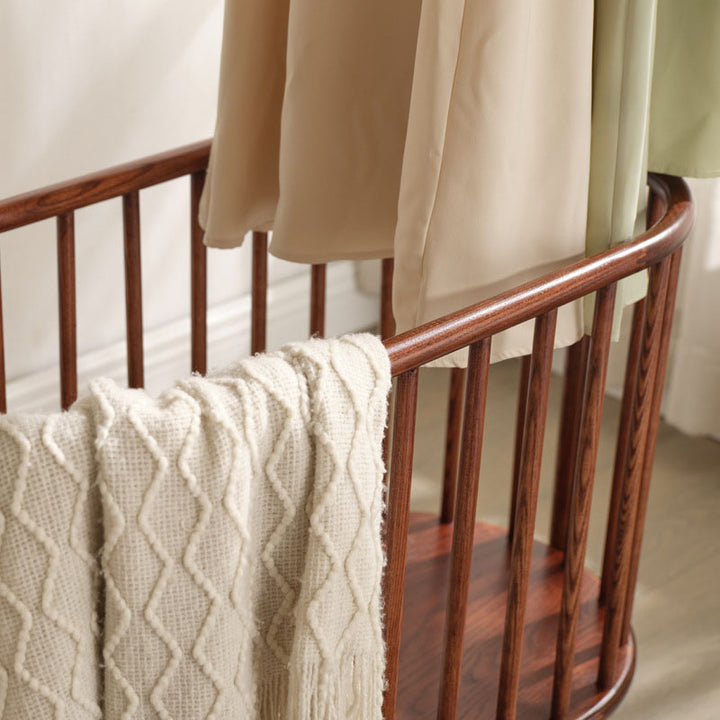 Minimalistischer beweglicher freistehender rollbarer Kleiderständer - Garderobenständer aus Eschenholz mit klarem umweltfreundlichem Finish für Schlafzimmer &amp; Eingangsbereich 