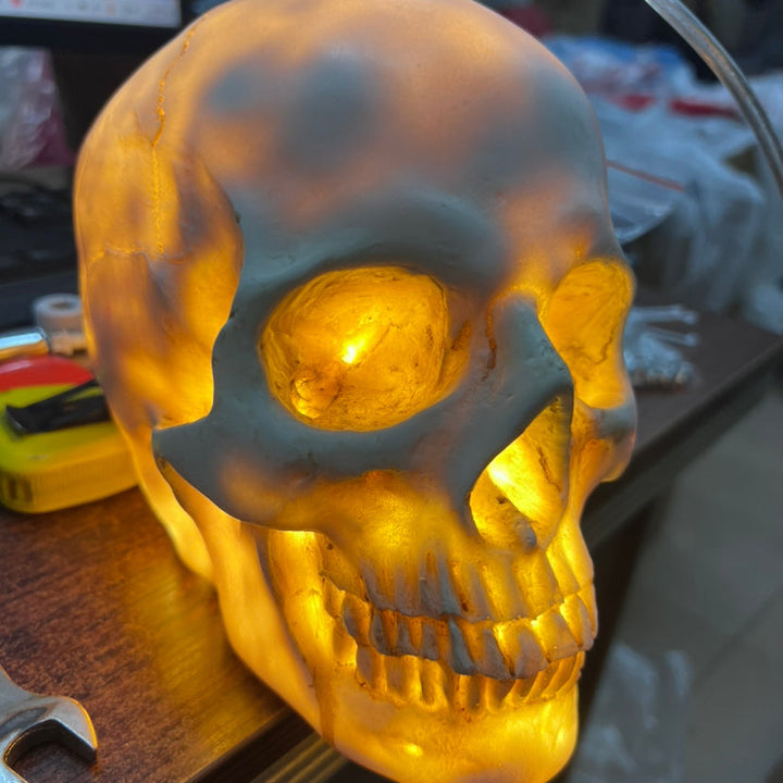 Moderne kreative Halloween-Pendelleuchte mit Totenkopf aus Kunstharz und Eisen, 1-flammig, für das Wohnzimmer 
