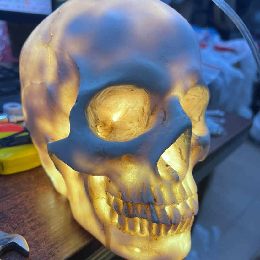 Moderne kreative Halloween-Pendelleuchte mit Totenkopf aus Kunstharz und Eisen, 1-flammig, für das Wohnzimmer 