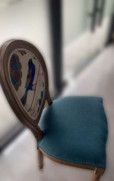 Chaise de salle à manger en tissu de velours avec cadre en bois incurvé européen traditionnel et vieilli, dossier rond pour salle à manger 