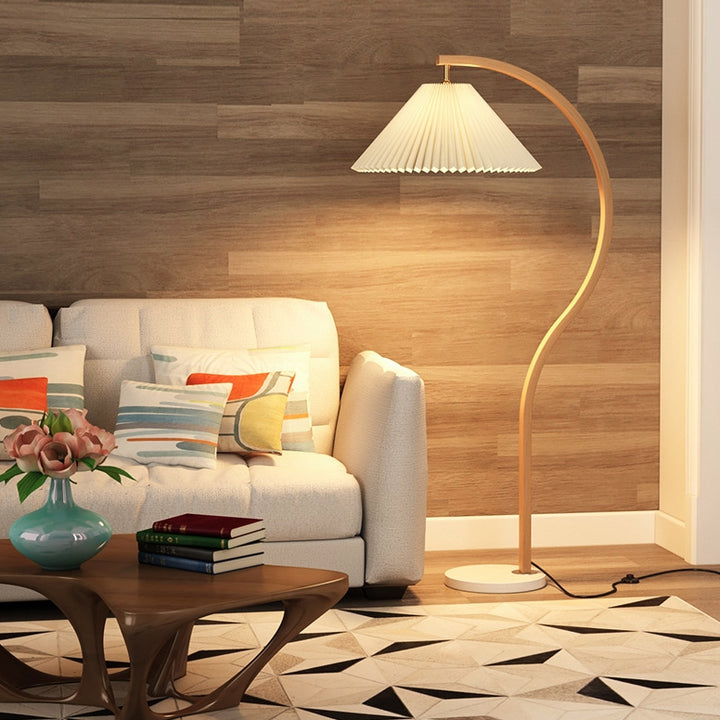Moderner minimalistischer, plissierter, gebogener Stoff-, Eisen- und Marmor-1-Licht-Stehlampe für das Wohnzimmer 
