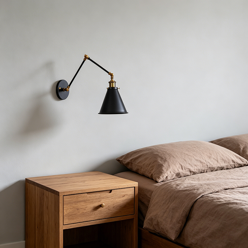 Zeitgenössische industrielle 1-flammige Wandleuchte mit Schwenkarm aus Aluminium, Zink und Eisen in Kegelform für Wohnzimmer &amp; Schlafzimmer 